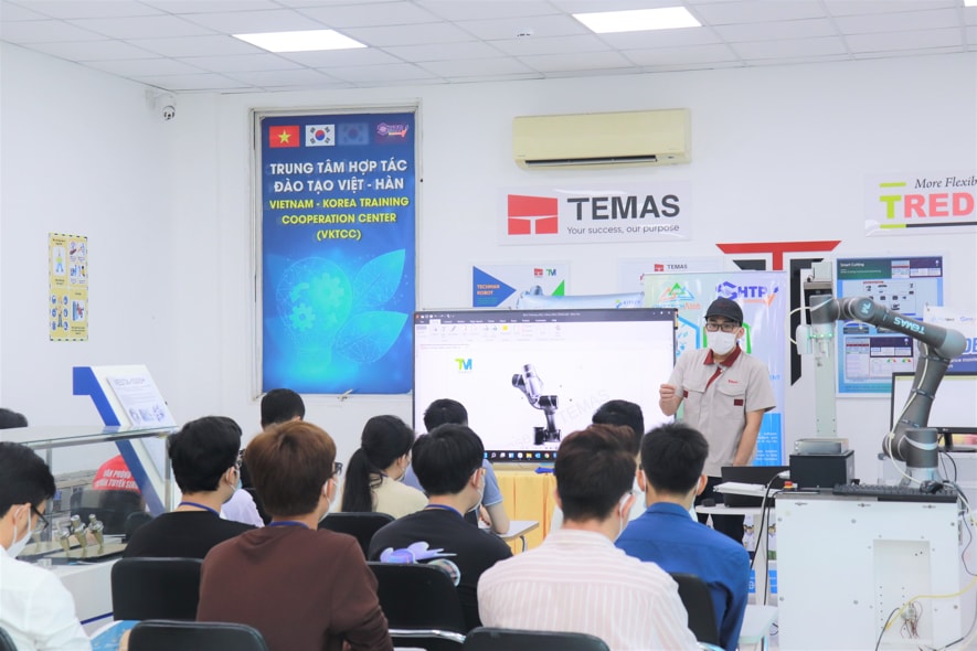 Temas trained how to use the collaborative robot (Cobot) for the Vietnam - Korea Training Cooperation Center